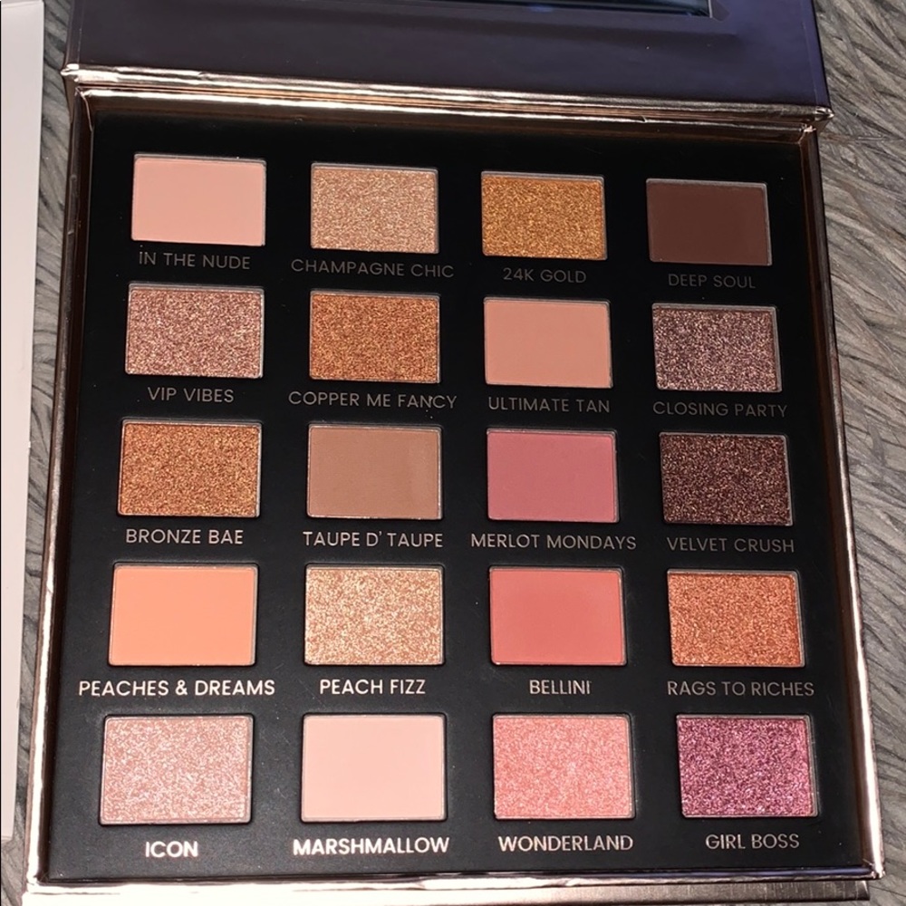 Iconic London day to slay eyeshadow palette